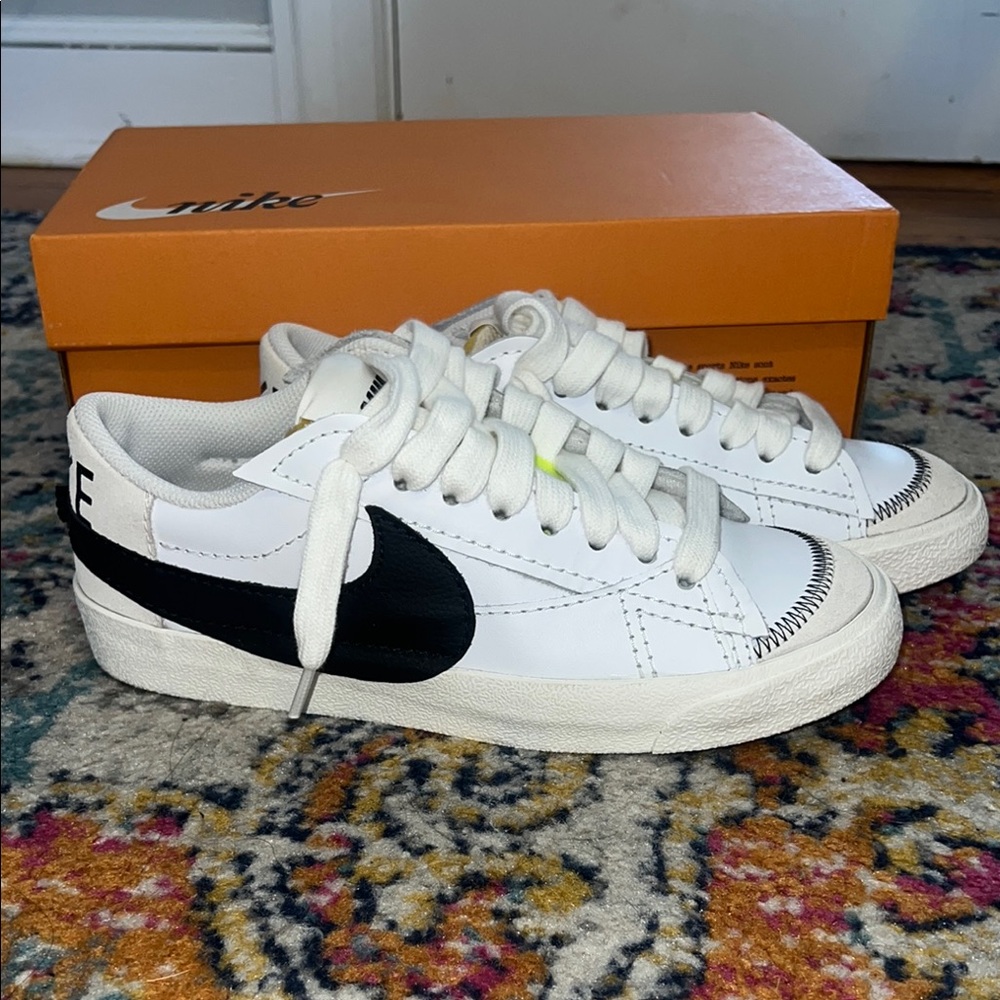 Nike Blazer Low ‘77 White and Black Sneakers Size 9